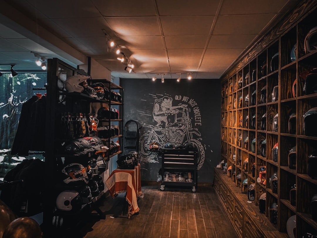 découvrez notre coffee and vinyl shop, un lieu unique où le parfum du café fraîchement moulu rencontre la chaleur des vinyles vintage pour une expérience sensorielle incomparable.