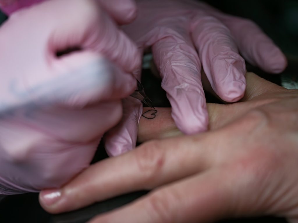 découvrez des idées uniques de tatouages sur les doigts, petits, discrets et stylés, parfaits pour une expression personnelle subtile.