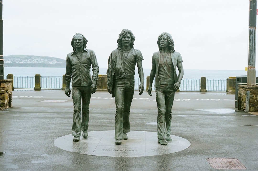 découvrez les chanteurs emblématiques des années 70, leurs plus grands hits et l'impact qu'ils ont eu sur la musique de cette décennie légendaire.