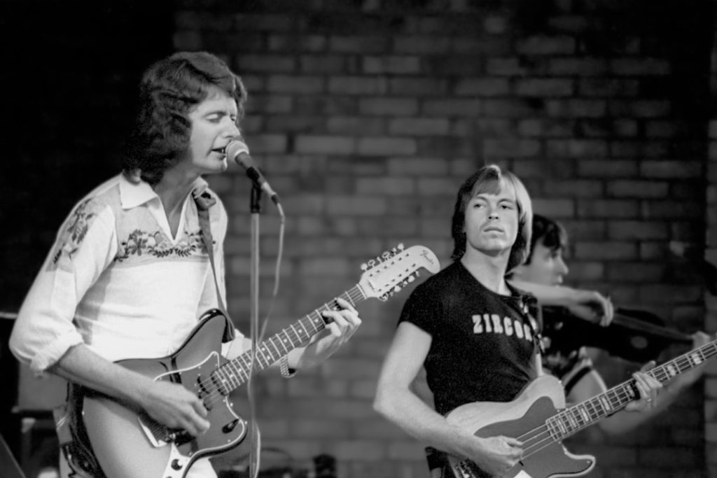 découvrez les chanteurs emblématiques des années 70, leurs styles uniques et leurs plus grands succès qui ont marqué une décennie musicale légendaire.