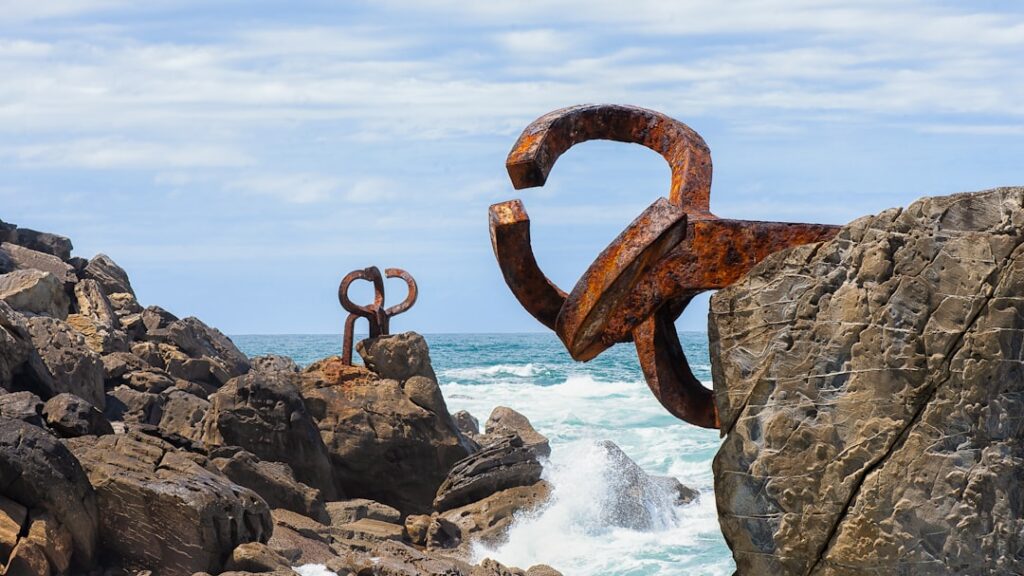 découvrez la signification des symboles basques, riche héritage culturel du pays basque, reflet d'une identité forte et d'une histoire unique.