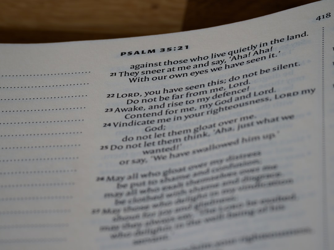 obtenez une consultation de prière personnalisée pour trouver guidance, réconfort et réponses à vos questions spirituelles.