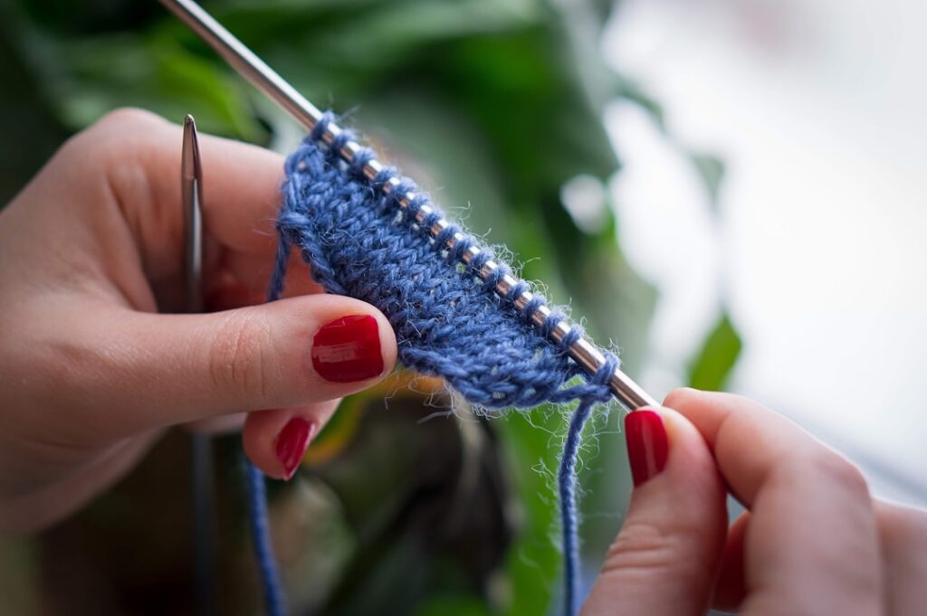 découvrez l'art du tricot : techniques, conseils et idées pour créer vos propres vêtements et accessoires en laine.