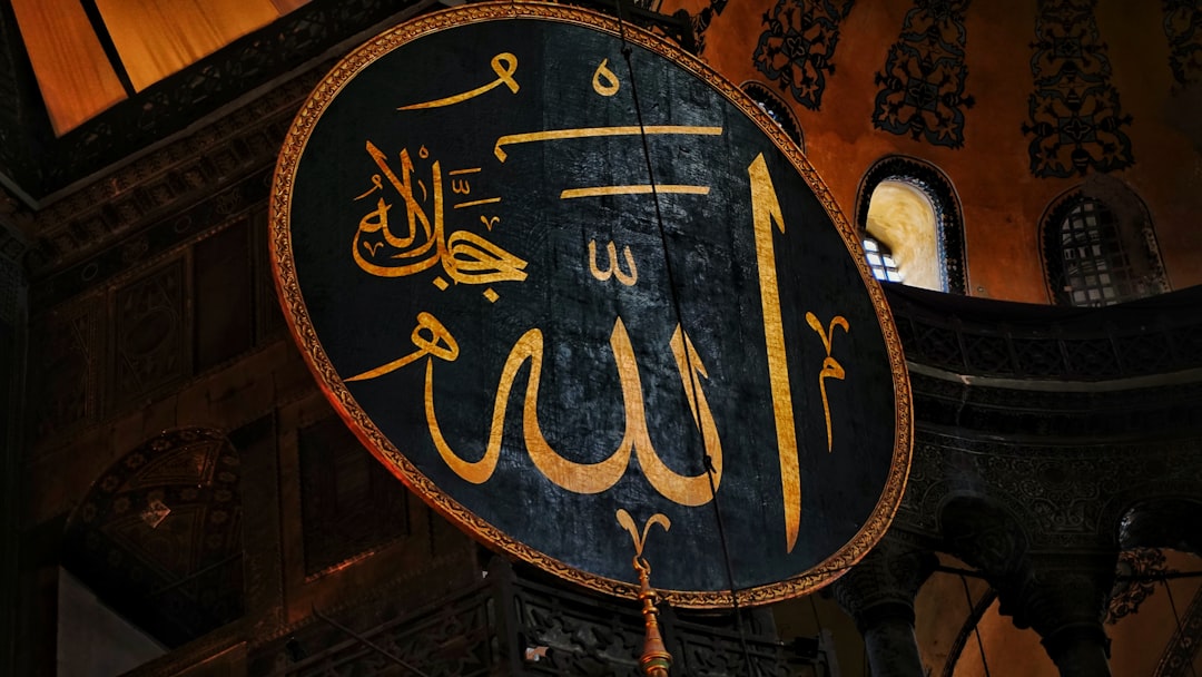 exprimez votre gratitude et votre reconnaissance avec 'alhamdulillah', une phrase riche de sens en arabe signifiant 'louange à dieu'.
