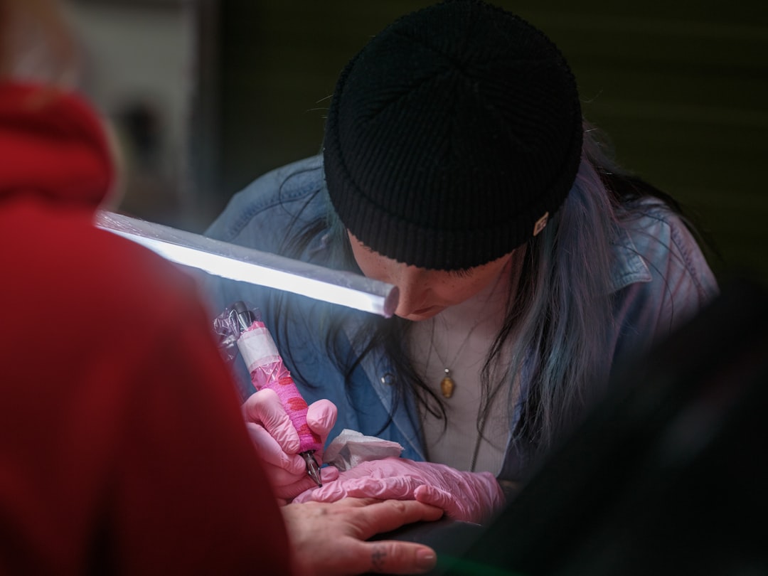 découvrez des idées créatives et tendances de tatouages sur les doigts, alliant élégance et symbolisme pour un style unique.