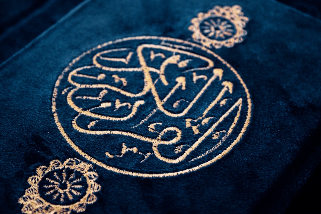 découvrez la signification et l'usage de 'barakallahoufik', une expression arabe de gratitude et de bénédiction utilisée dans la culture islamique.