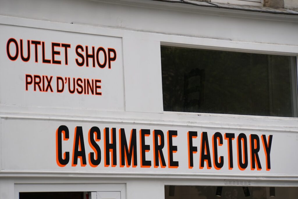 découvrez nos conseils experts pour entretenir et préserver la douceur de vos articles en cachemire. guide complet pour un lavage et un stockage parfaits.