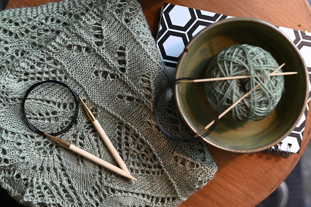 découvrez l'art du tricot : techniques, conseils et idées créatives pour réaliser vos propres vêtements et accessoires en laine.