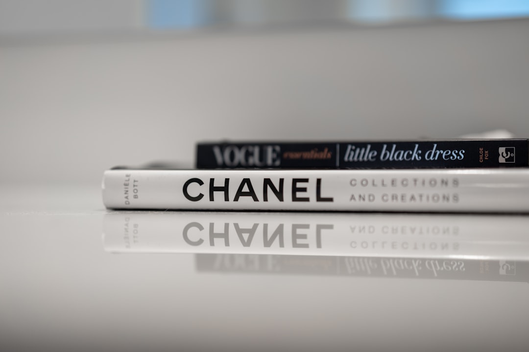 découvrez notre élégante petite robe noire, un classique indémodable parfait pour toutes les occasions, alliant style et simplicité.