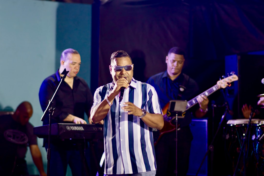 découvrez les talents captivants du chanteur portugais, entre tradition et modernité, qui vous fera voyager au cœur de la musique lusophone.