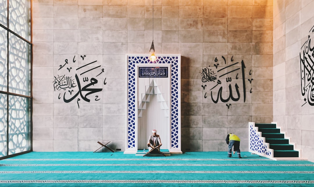 découvrez la signification profonde d'alhamdulillah, une expression arabe de gratitude et de reconnaissance utilisée dans la culture islamique.