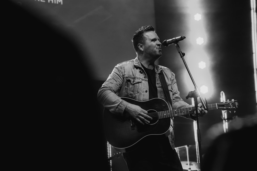 découvrez le rôle inspirant d'un chanteur d'église, apportant émotion et spiritualité à travers la musique sacrée.