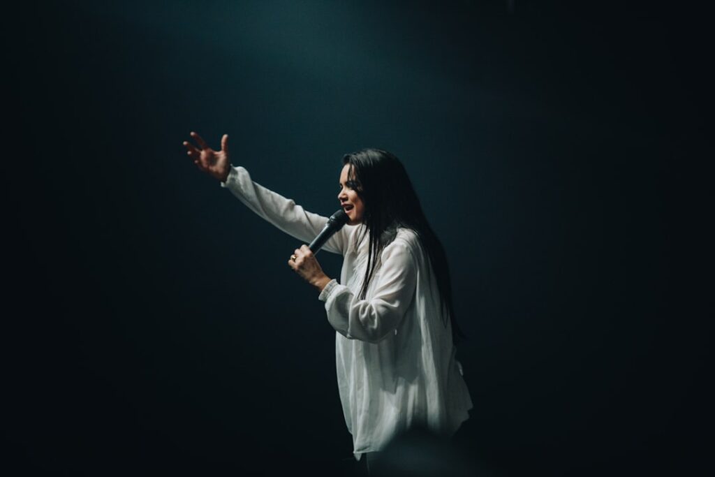 découvrez le rôle d'un chanteur d'église, passionné par la musique sacrée, qui anime les célébrations religieuses avec sa voix inspirante.