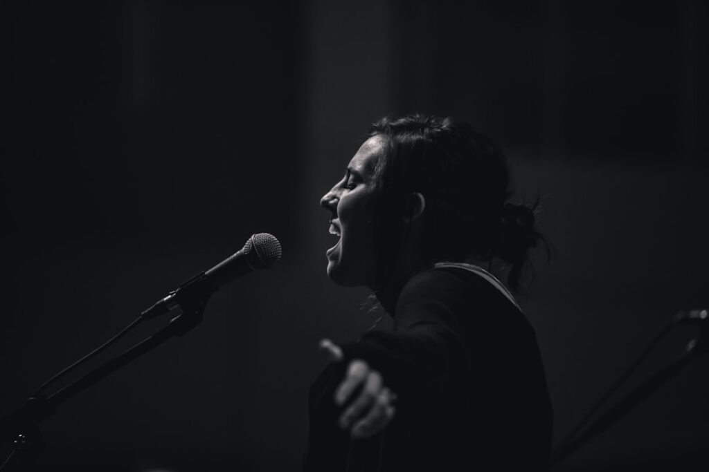 découvrez la voix envoûtante d'un chanteur corse, célèbre pour son répertoire traditionnel et ses mélodies authentiques qui capturent l'âme de la corse.