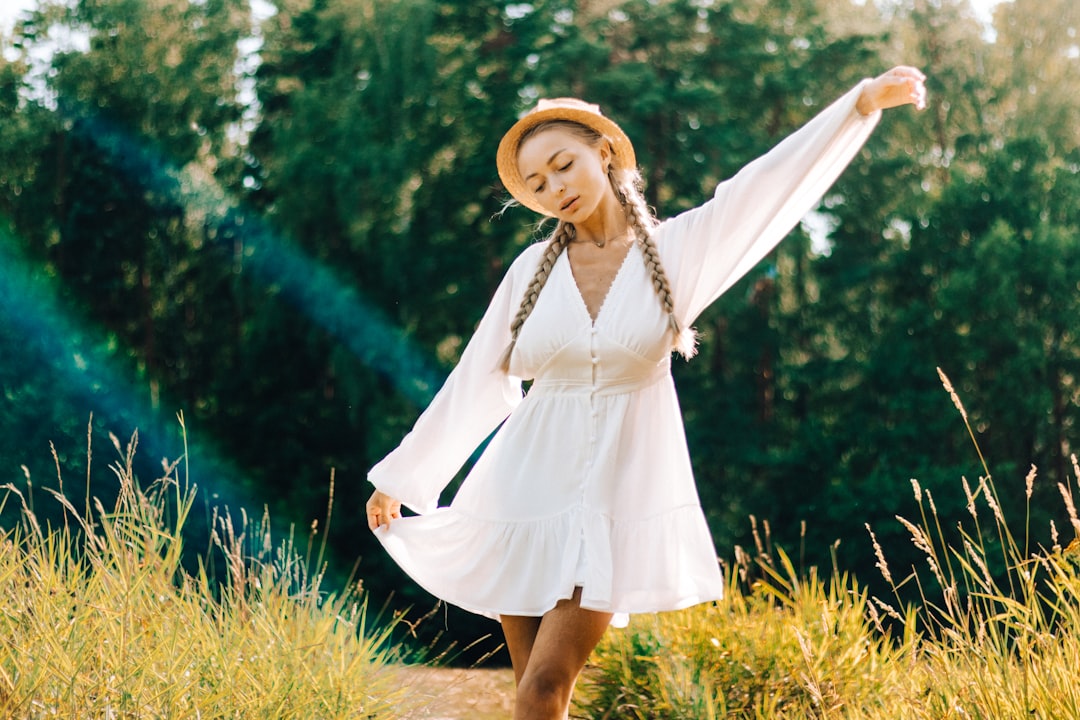 découvrez notre collection élégante de robes pour toutes les occasions, alliant style et confort avec des designs modernes et intemporels.