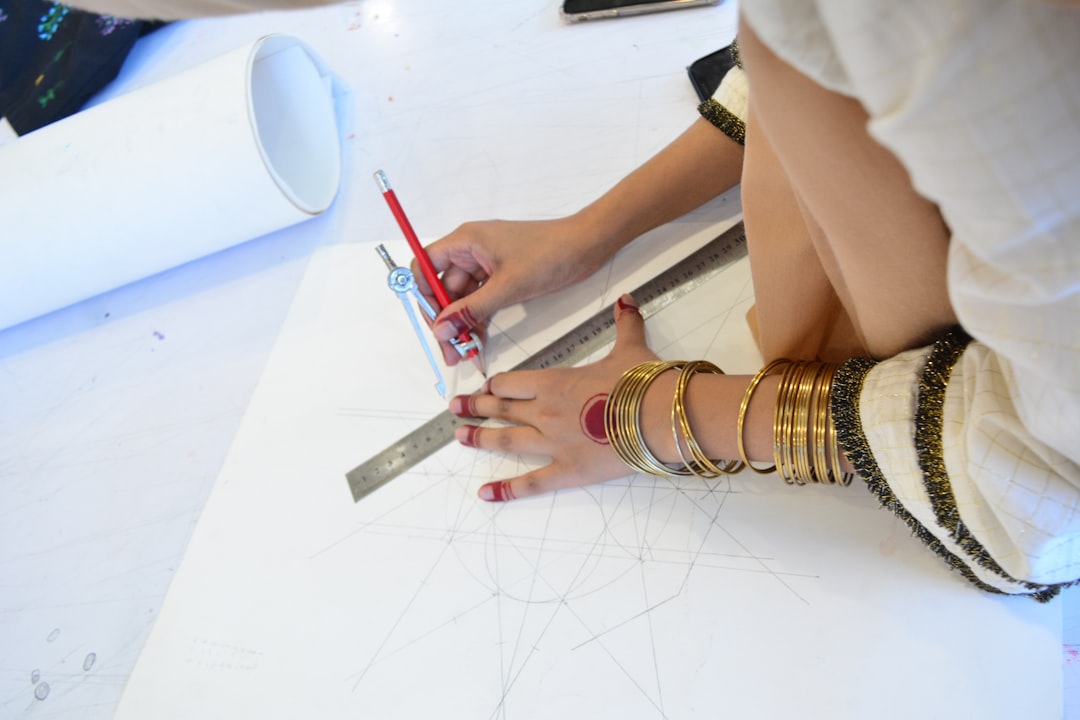 apprenez à dessiner une robe étape par étape grâce à ce tutoriel facile et détaillé, idéal pour débutants et passionnés de dessin.