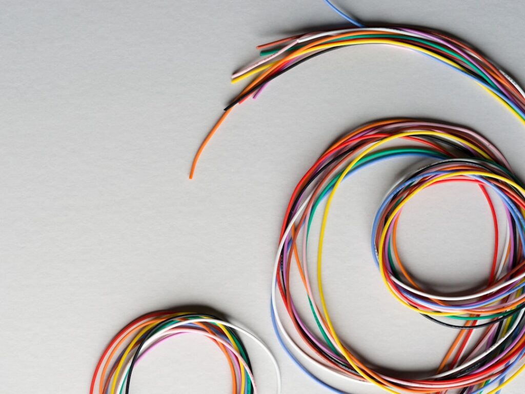 découvrez les codes couleurs des fils électriques pour assurer une installation sûre et conforme aux normes. guide pratique pour identifier rapidement chaque type de câble.