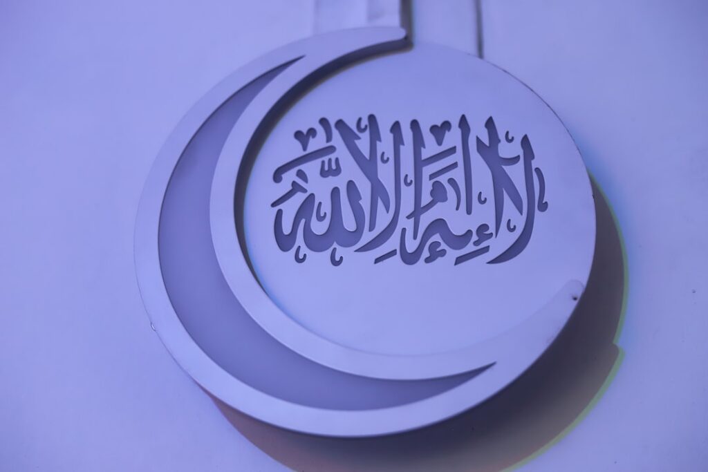 découvrez la signification profonde de 'hasbi allah', une invocation spirituelle affirmant la confiance totale en dieu. explorez son usage et son importance dans la foi islamique.