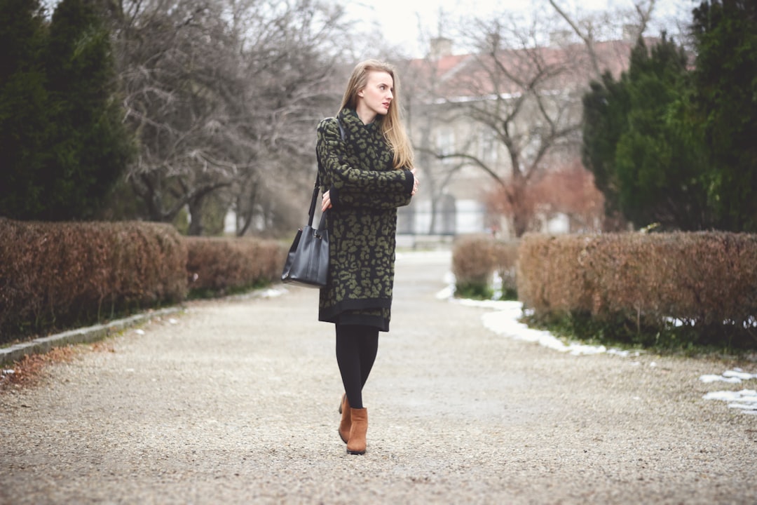 découvrez comment styliser une robe à imprimé léopard pour un look tendance et audacieux, avec des conseils mode et des idées d'accessoires.