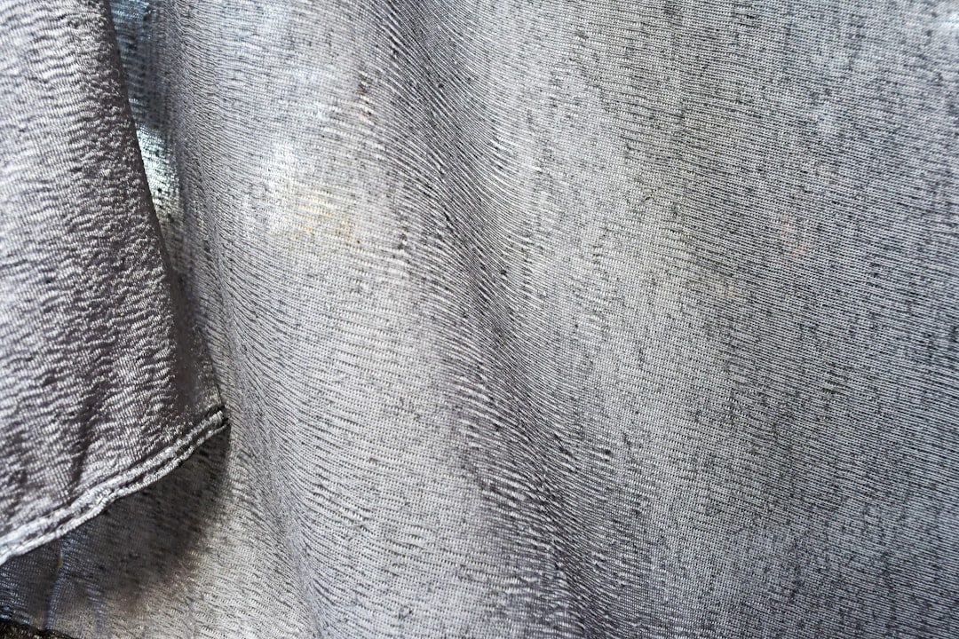 découvrez comment supprimer facilement les peluches de vos vêtements et tissus grâce à nos astuces efficaces et rapides pour un linge impeccable.
