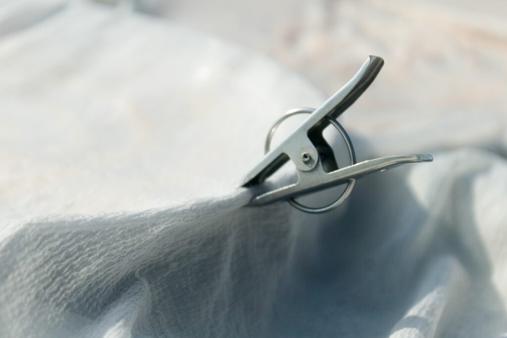 découvrez comment supprimer facilement les peluches de vos vêtements et textiles pour les garder comme neufs plus longtemps.