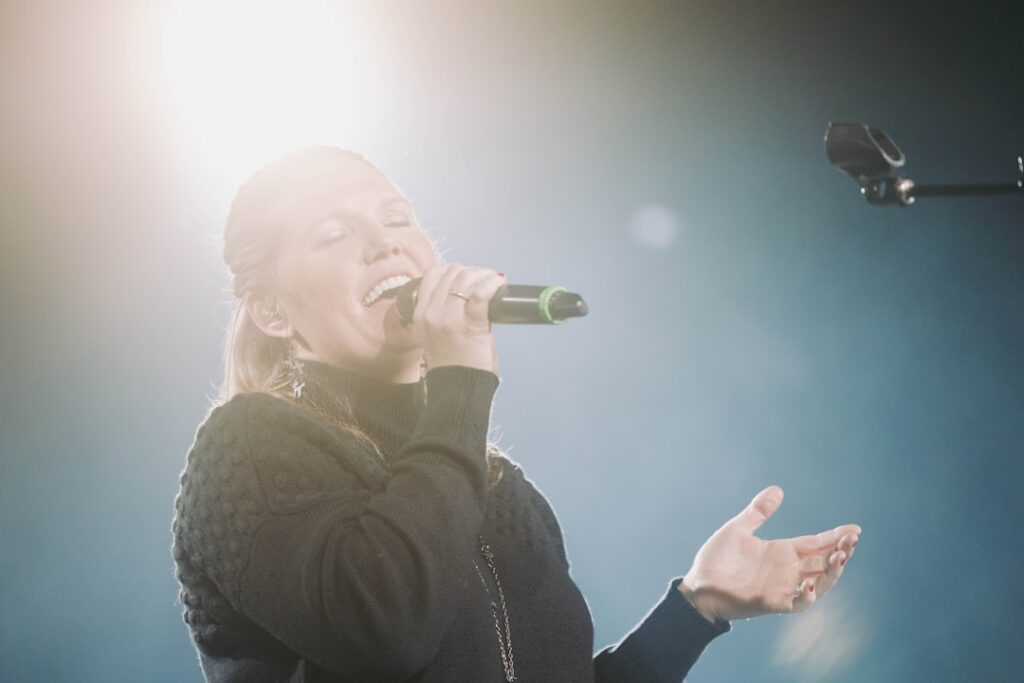 découvrez les chanteurs emblématiques qui ont marqué l'histoire de la musique avec leurs voix uniques et leur talent exceptionnel.