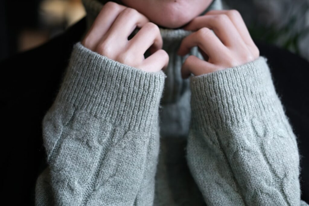 découvrez comment étirer un pull en laine pour qu'il retrouve sa forme et son confort, grâce à des méthodes simples et efficaces.