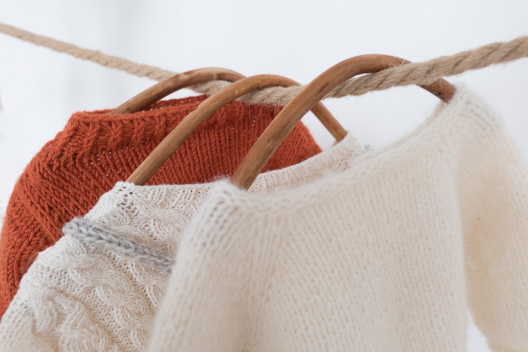 découvrez comment laver un pull en laine correctement pour préserver sa douceur et sa forme. conseils pratiques pour un lavage à la main ou en machine en toute sécurité.