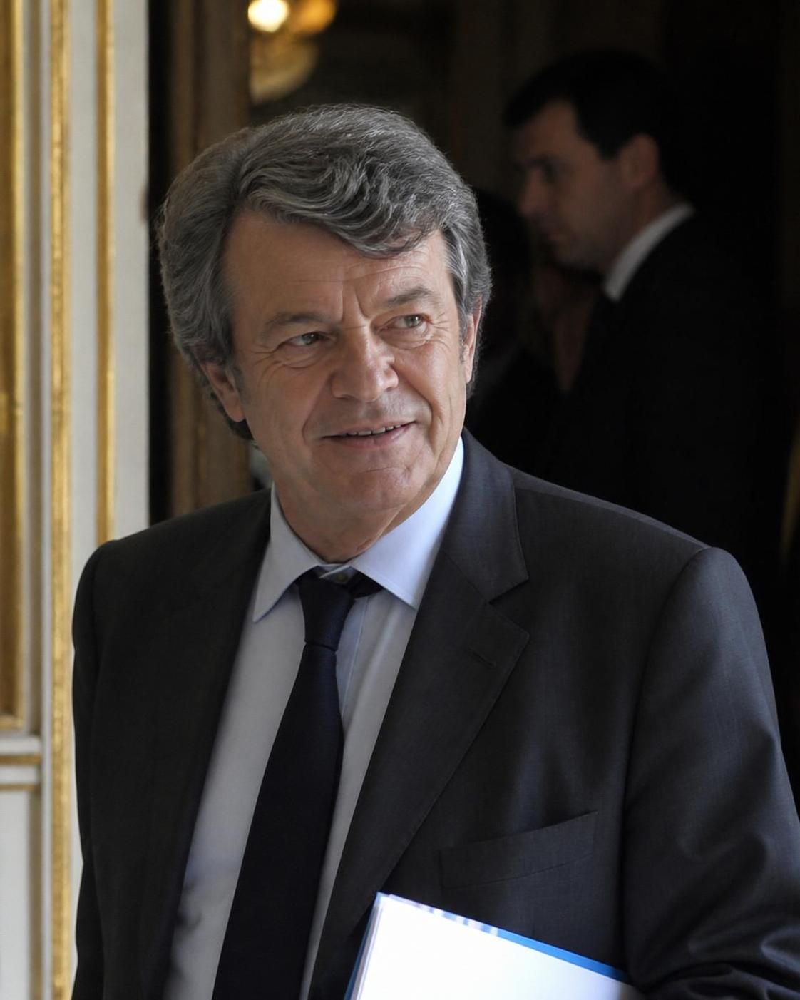 jean-louis borloo et sa nouvelle compagne forment un duo qui suscite déjà de nombreuses discussions dans les coulisses politiques, attirant l'attention et les spéculations.