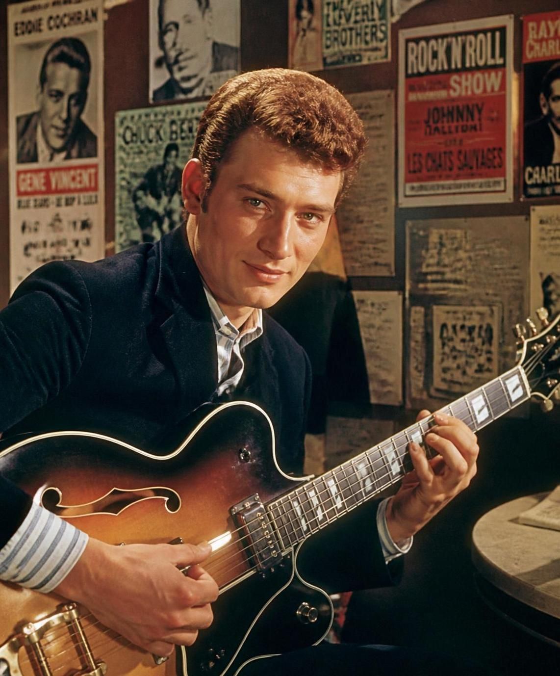 découvrez le parcours d'eddy mitchell à travers un voyage captivant dans ses origines, révélant les influences et moments clés qui ont façonné sa carrière musicale emblématique.