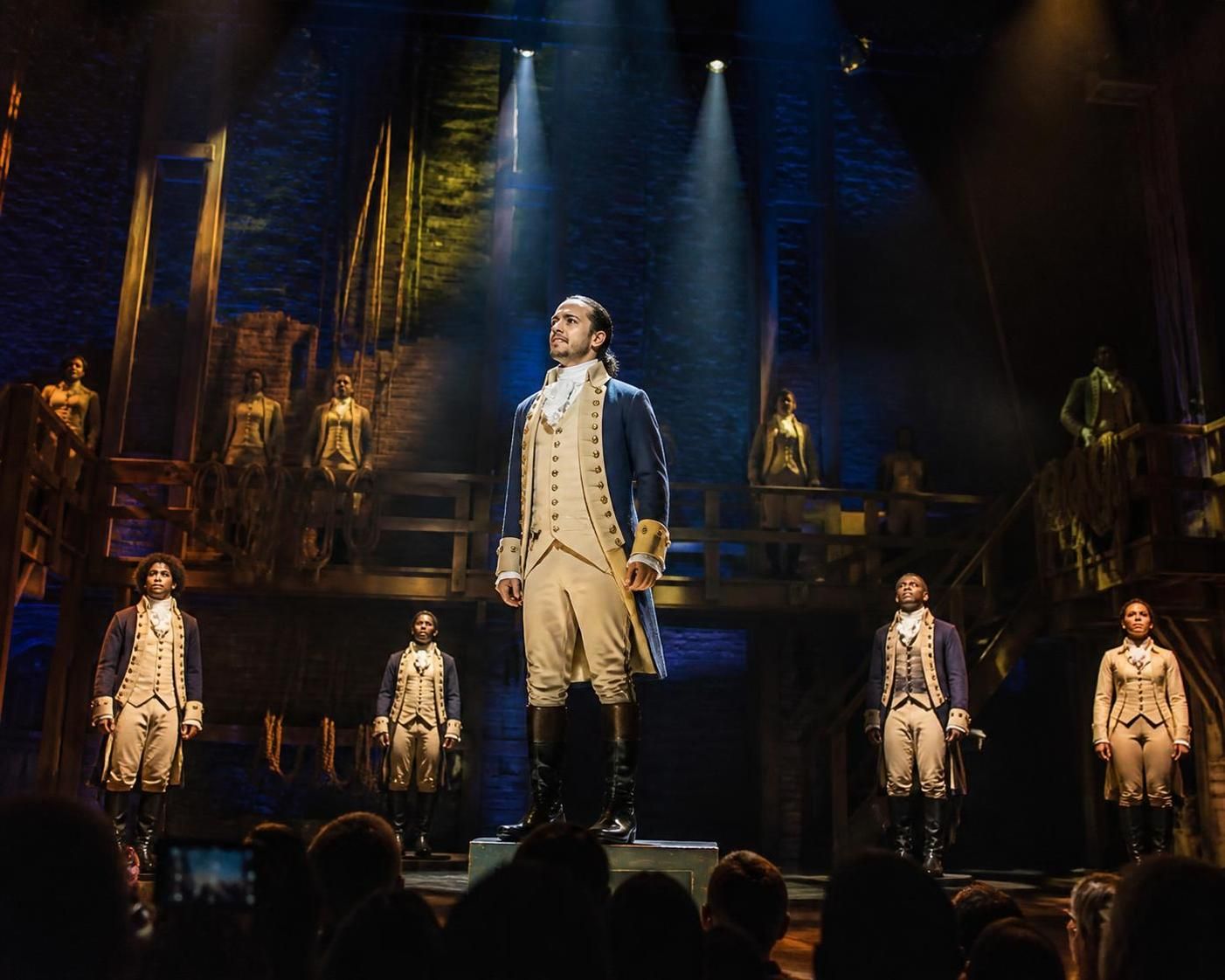 découvrez comment la comédie musicale hamilton a transformé broadway et influencé la culture pop grâce à son récit innovant et sa musique révolutionnaire.