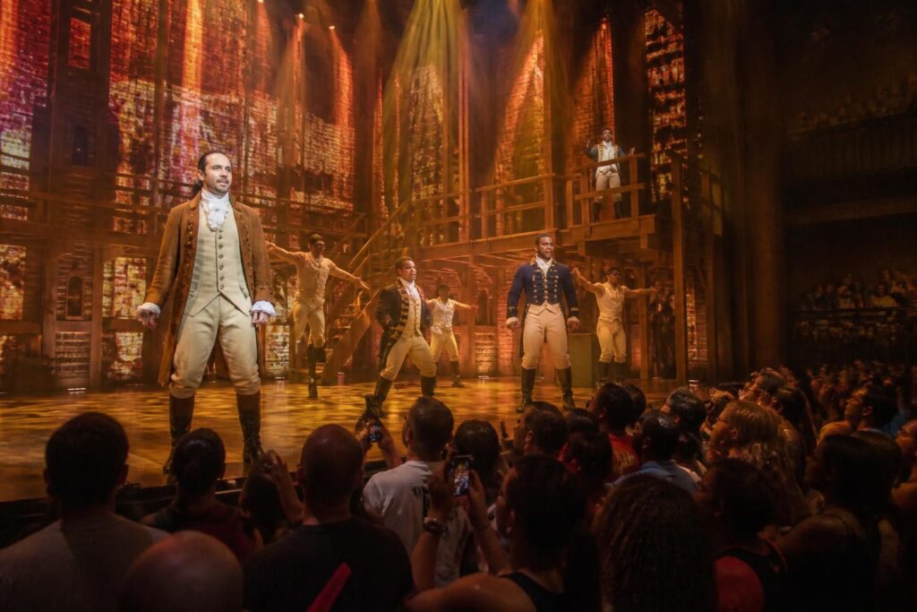 découvrez comment la comédie musicale hamilton a transformé broadway et marqué la culture pop grâce à son style innovant et son récit captivant.