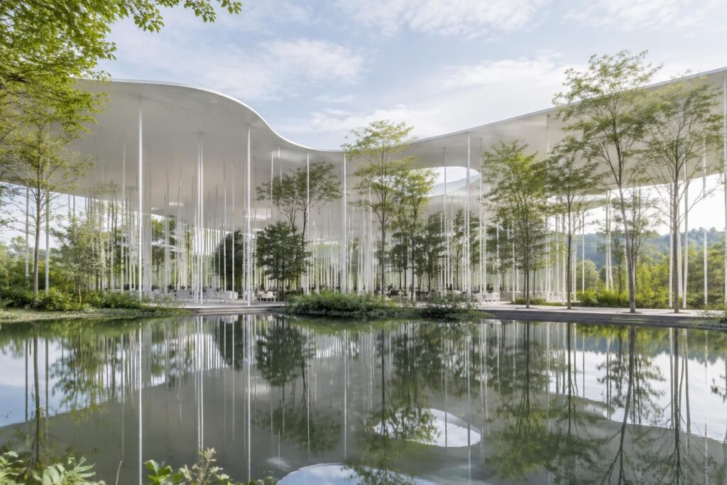 découvrez junya ishigami, architecte japonais reconnu pour ses créations innovantes, légères et poétiques, qui réinventent notre rapport à l’espace et à la nature.