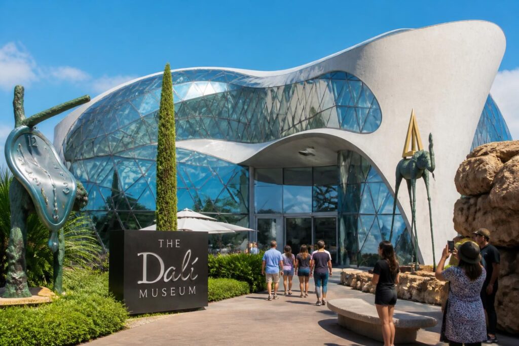 découvrez le musée dalí à st petersburg : plongez dans l'univers surréaliste de l'artiste grâce à une visite immersive, explorez l'architecture unique du musée et admirez les œuvres incontournables de salvador dalí.