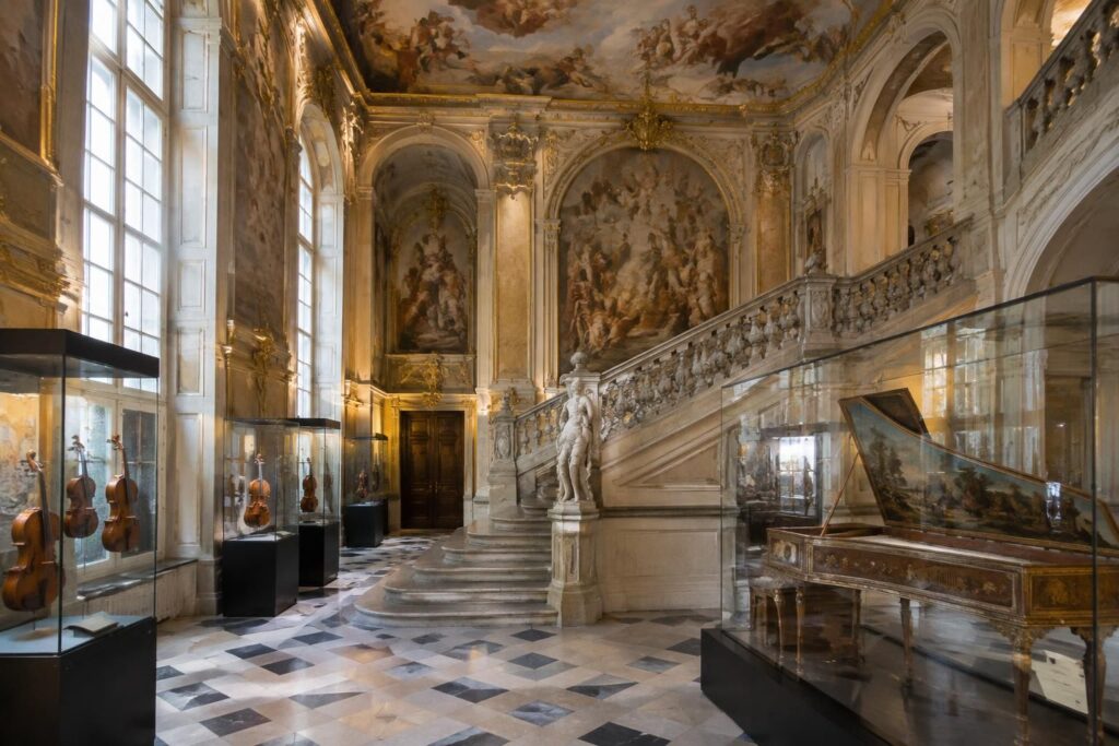 découvrez le palais lascaris à nice : visitez ce musée baroque et admirez ses collections remarquables d’instruments de musique et d’art.